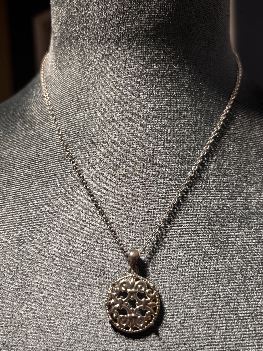 Avon Silver Filigree Round Pendant Necklace 16 inches.